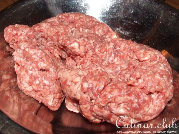 рулет с начинкой из порея, сыра, молодого кабачка, обернутый в бекон и запеченый в духовке