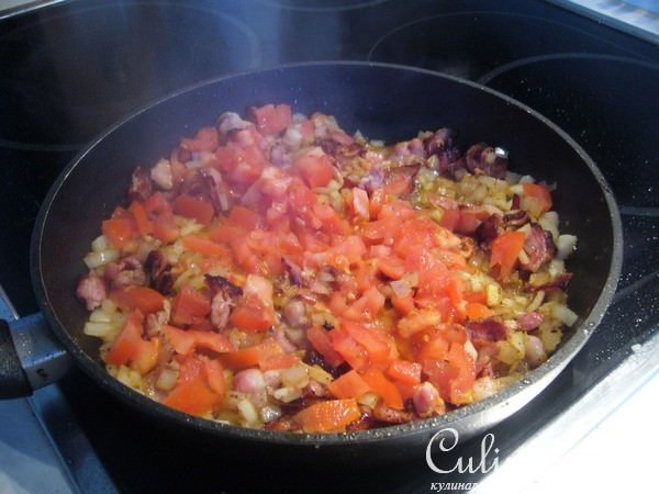 Фасоль, запеченная с яйцами
