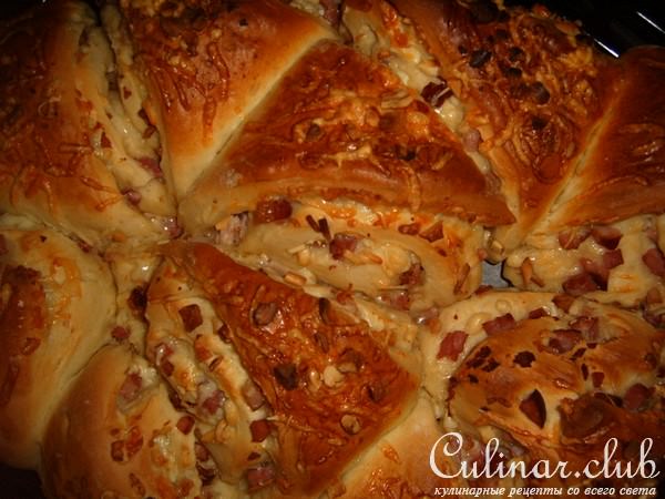 ХЛЕБНЫЕ РОЛИКИ С СЫРОМ И САЛОМ „BACON”