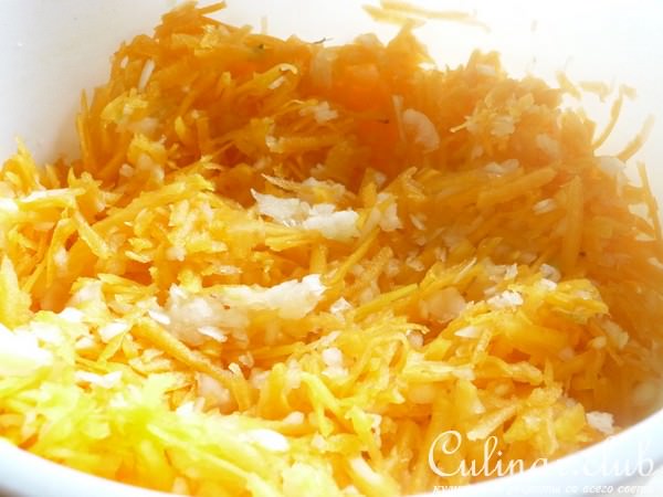 Блины с начинкой под соусом.