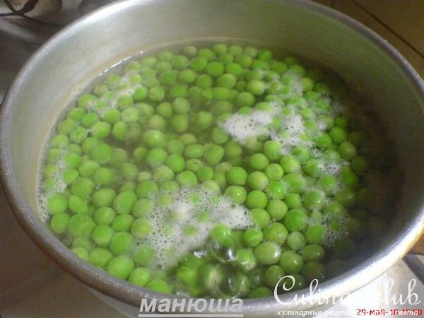 Макаронные маффины с салями и зелёным горошком