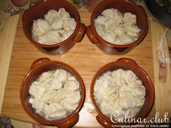 Пельмени с грибами и мясом в глечиках