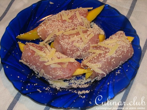 Куриное филе с сочным манго и сырными чипсами