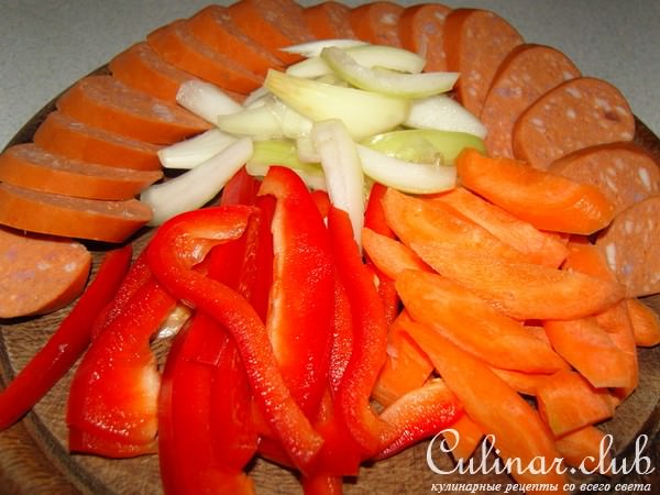 Быстрый гуляш с колбасой