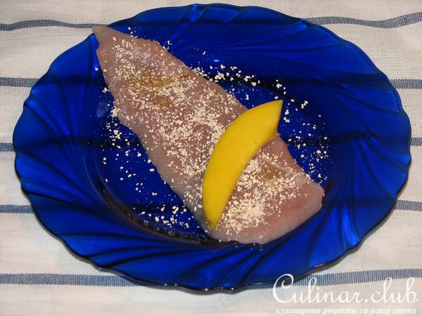 Куриное филе с сочным манго и сырными чипсами