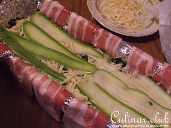 рулет с начинкой из порея, сыра, молодого кабачка, обернутый в бекон и запеченый в духовке