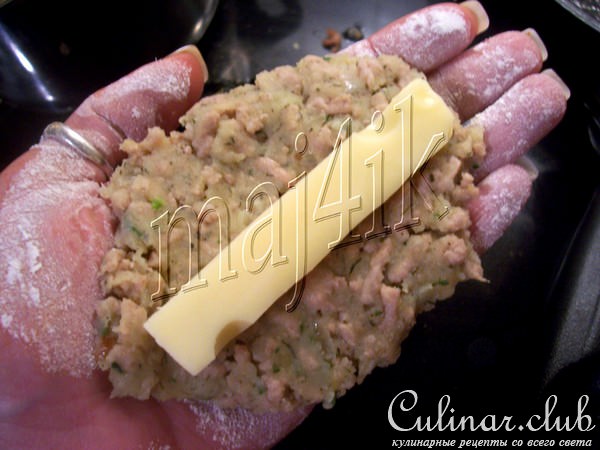 Картофельно-мясные крокеты с сырной начинкой, да под перечным соусом