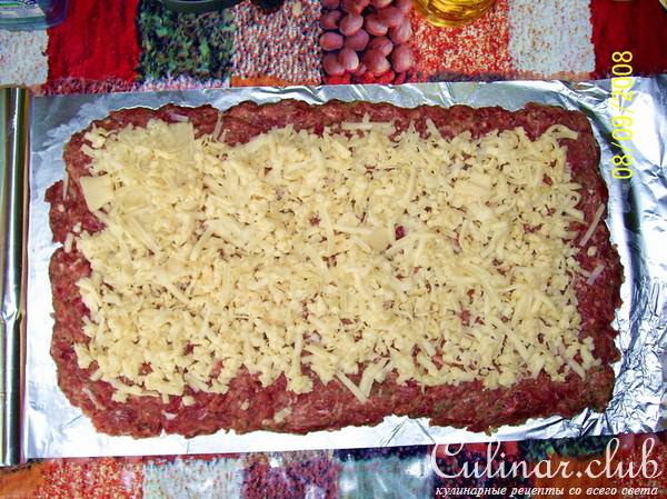 Мясной рулет с сыром и черносливом
