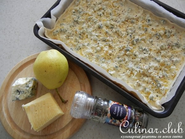 Открытый французский пирог с грушами и сырами