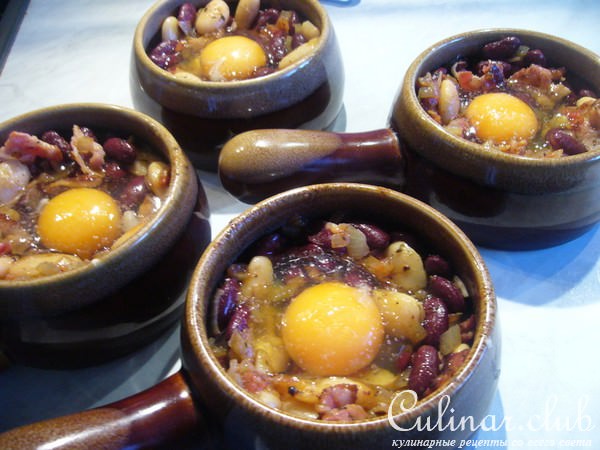 Фасоль, запеченная с яйцами