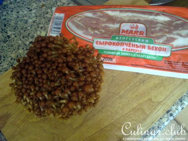 Грибы Еноки в беконе
