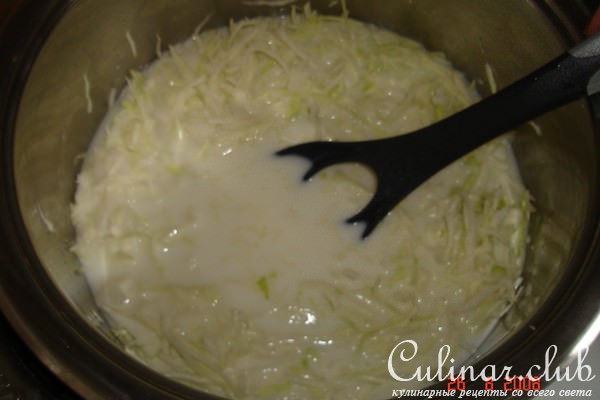 Капустные оладьи с яблочком