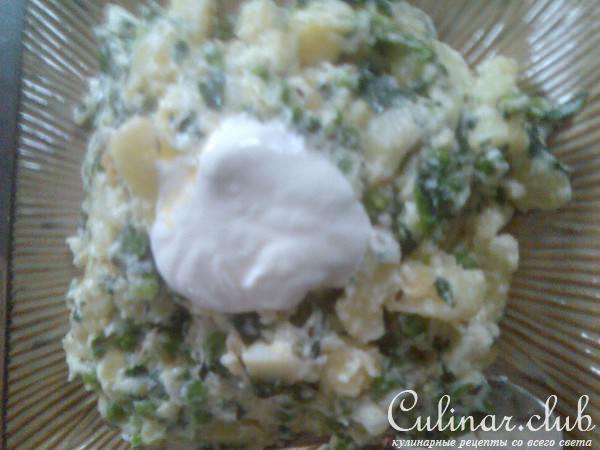 картофель с зеленью и сметаной
