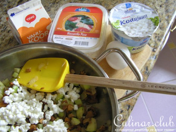 Пирог с лисичками и цуккини