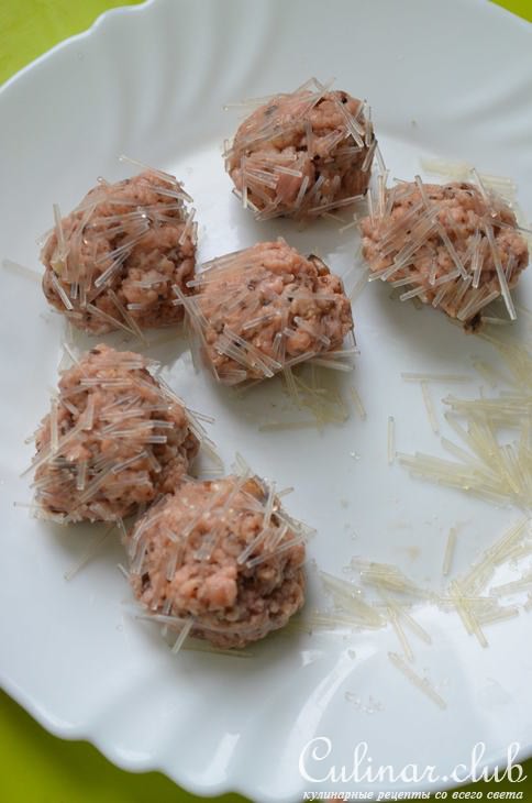 Фрикадельки с вермишелью и овощами