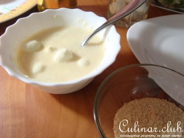 Сырные шарики из моцареллы с зелёным салатом и соусом песто.