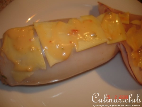 Кальмары с грибами, крабами и сливочным сыром