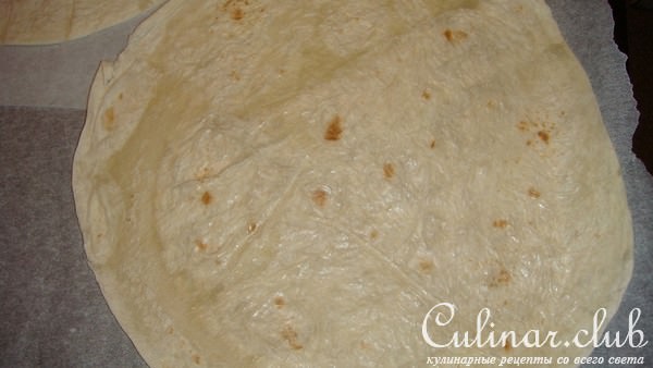 Мексиканские лепешки Tortillas запеченые с сулугуни и помидором.