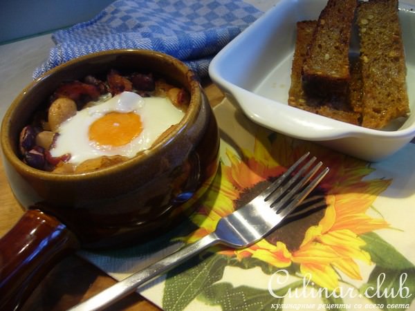 Фасоль, запеченная с яйцами