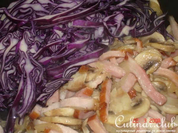Краснокочанная капуста с грибами и беконом в виннном соусе