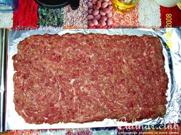 Мясной рулет с сыром и черносливом