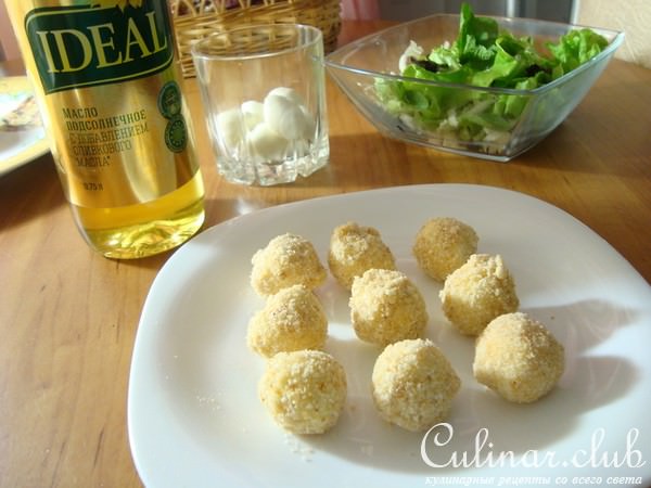 Сырные шарики из моцареллы с зелёным салатом и соусом песто.