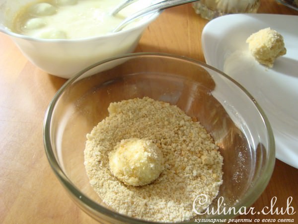 Сырные шарики из моцареллы с зелёным салатом и соусом песто.