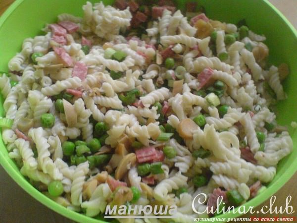Макаронные маффины с салями и зелёным горошком