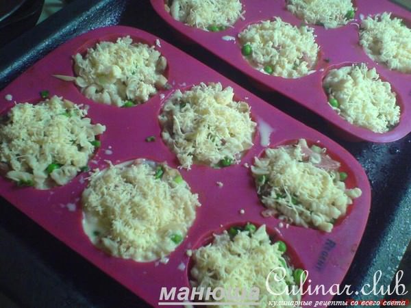 Макаронные маффины с салями и зелёным горошком