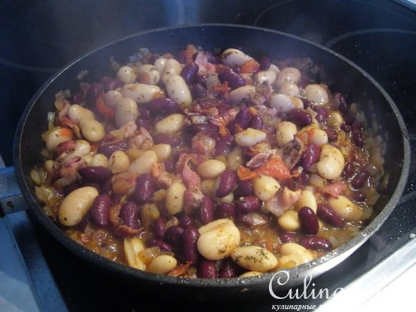 Фасоль, запеченная с яйцами