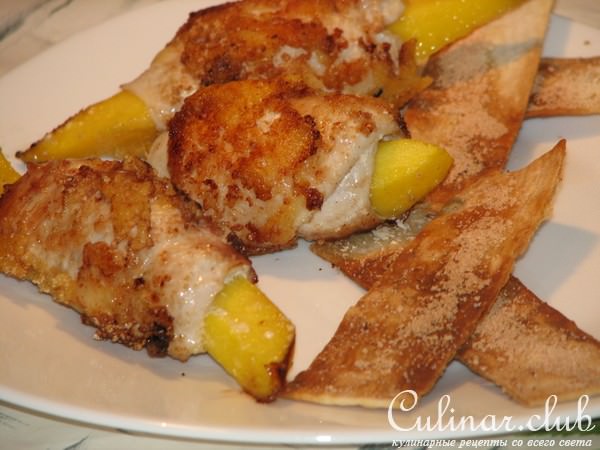 Куриное филе с сочным манго и сырными чипсами