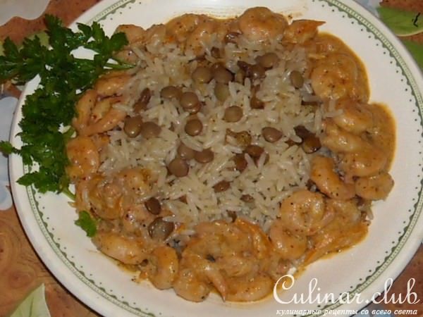 плов с чечевицей и соусом из креветок