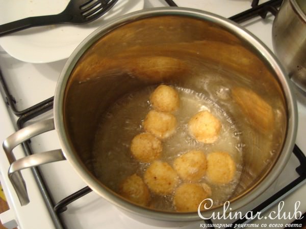 Сырные шарики из моцареллы с зелёным салатом и соусом песто.