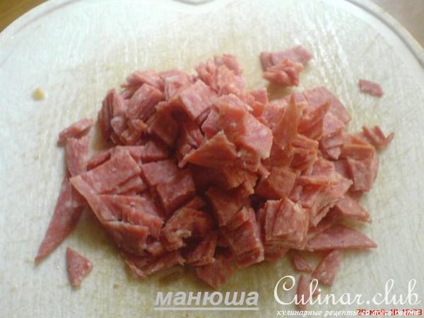 Макаронные маффины с салями и зелёным горошком