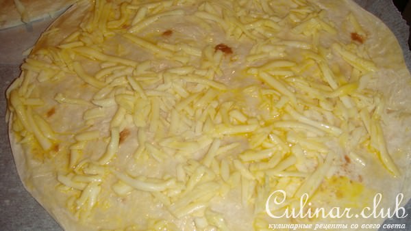 Мексиканские лепешки Tortillas запеченые с сулугуни и помидором.