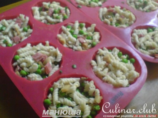Макаронные маффины с салями и зелёным горошком