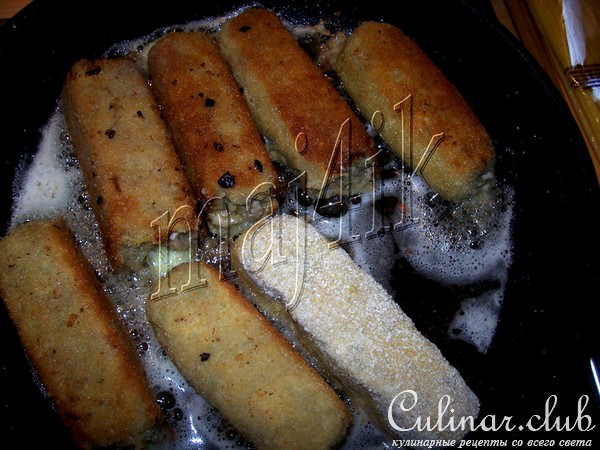 Картофельно-мясные крокеты с сырной начинкой, да под перечным соусом