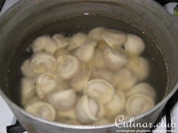 Пельмени с грибами и мясом в глечиках