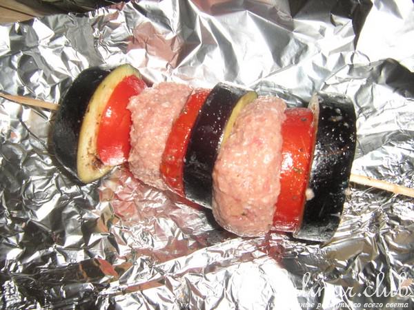 Баклажаны с мясным фаршем на шампуриках.(Возможно вариант)