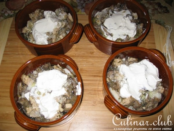 Пельмени с грибами и мясом в глечиках