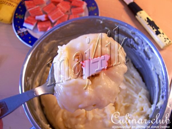 Заварные сырные пончики с крабовыми палочками