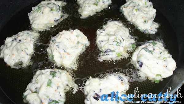 Оладушки из кабачков с зеленью и кунжутом