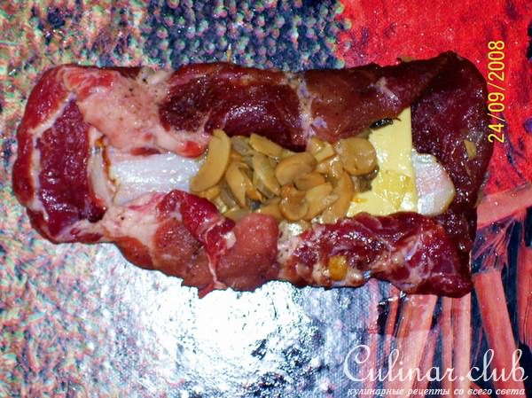 Рулетики из свинины с грибами, сыром и копченой грудинкой