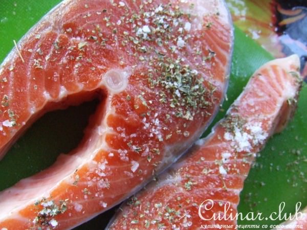 стейки семги маринованные и приготовленные на углях