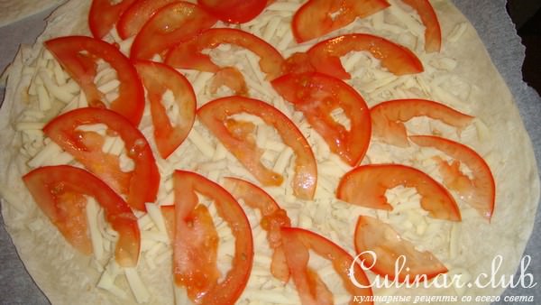 Мексиканские лепешки Tortillas запеченые с сулугуни и помидором.