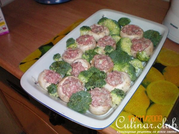 Фаршированные грибы с брокколи.