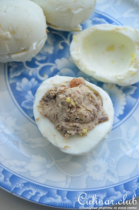 Яйца с сырно-чечевичной начинкой