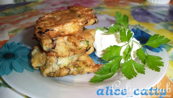 Оладушки из кабачков с зеленью и кунжутом