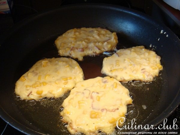 Кукурузные оладушки с беконом