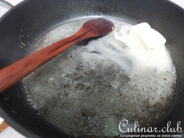 Суфле из поленты с вешенками и соусом с эстрагоном.